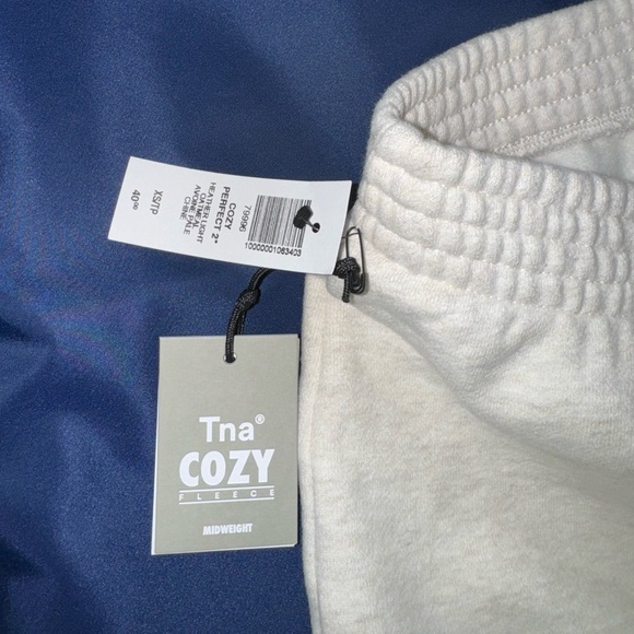 TNA “ cozy perfect 2” “ short XS - Picture 3 of 7